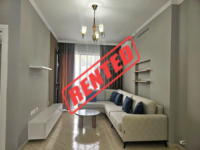 Apartament 1+1 me qira ne rrugen Pjeter Budi, prane Liceut Artistik ne Tirane.
Eshte e pozicionuar 